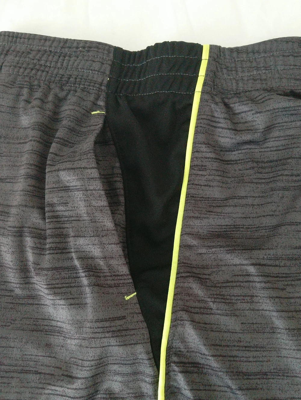 Spalding Boys Dark Grey, Black And Neon Green Athletic Shorts Size M (10-12)